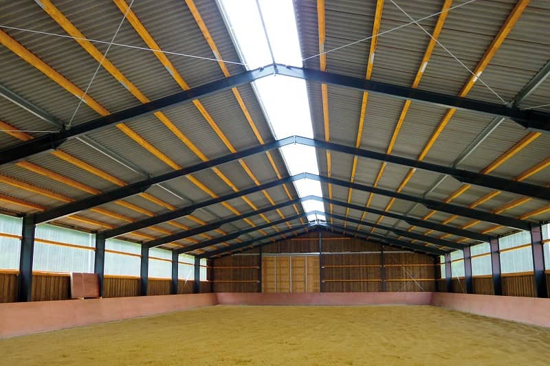 Mehrzweckhallen für Reitsportvereine von ELF, große Reithalle von innen mit Lichtkuppel