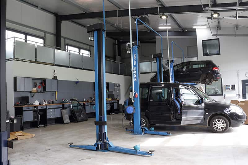 Werkstatthalle bauen für Kfz-Werkstatt, Innenansicht, Hebebühnen Fahrzeuge