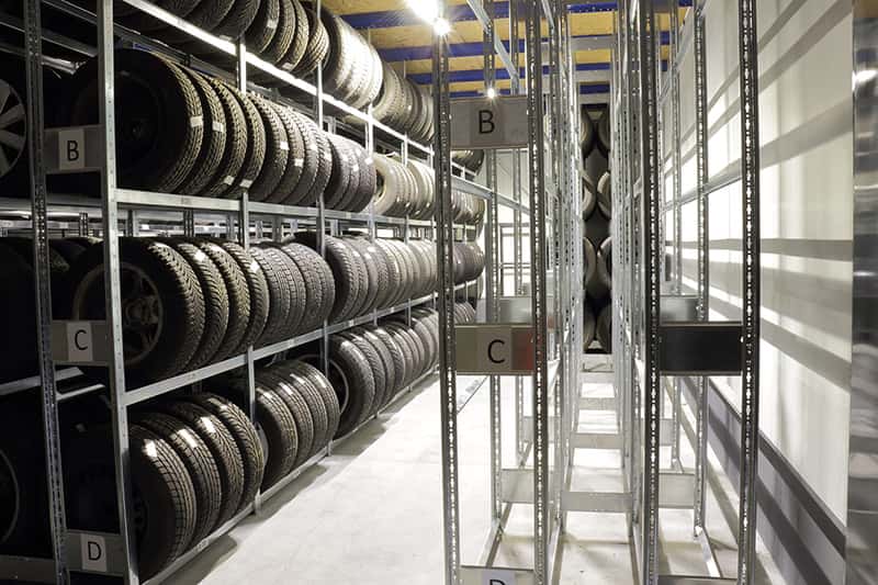 Werkstatthalle bauen für Kfz-Werkstatt, Reifenlager