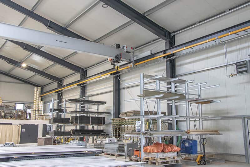 Gewerbliche Lagerhalle, Innenansicht, Brückenlaufkrahn, vielseitige Lagerhallen
