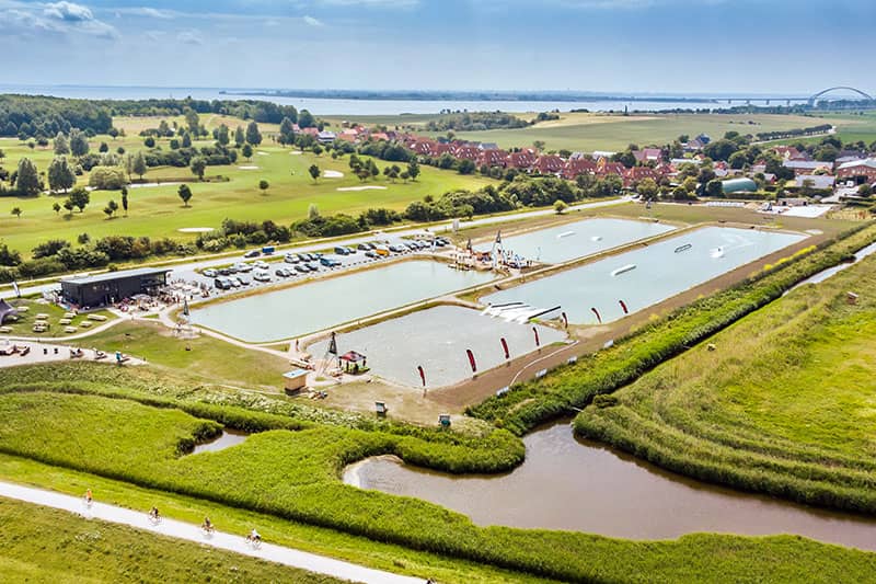 Sporthallen von ELF, funktionale Sporthalle im Freizeitpark an einem großen See gelegen