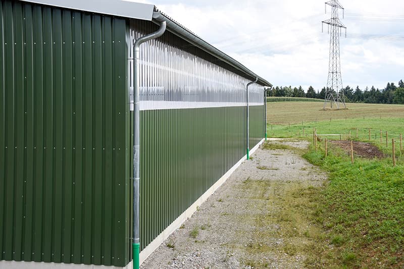 große Reithallen mit Hufschlagmaß, Außenansicht, Lichtbänder Traufenwand