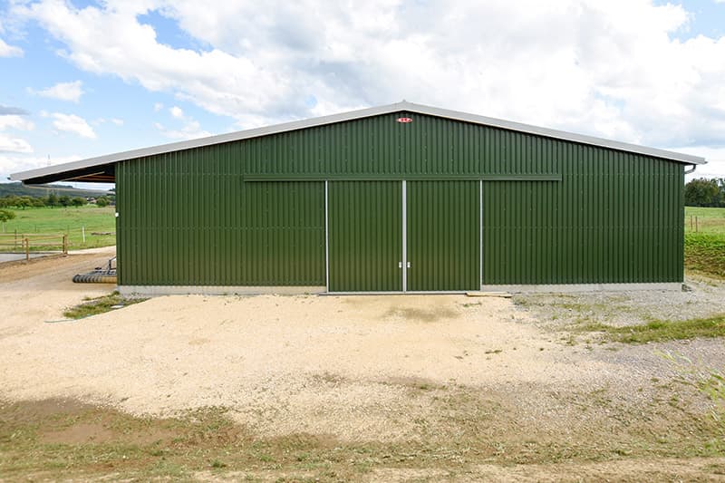 große Reithallen mit Hufschlagmaß, Außenansicht,Tor