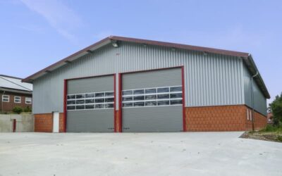 Satteldachhalle mit einer Schüttwand aus Fertigbeton