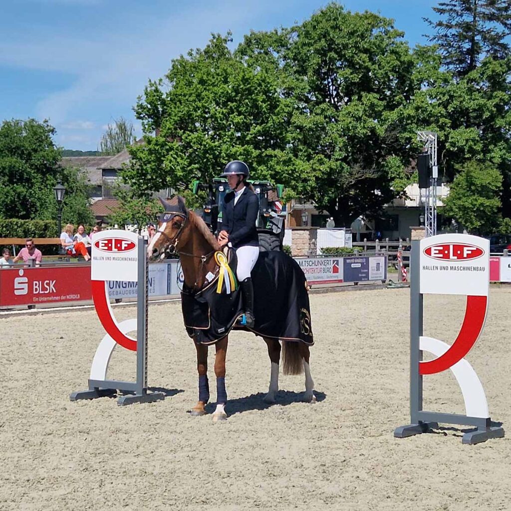 Siegern des Reitturniers in Bevern auf dem Springplatz mit ELF Hallen als Sponsor