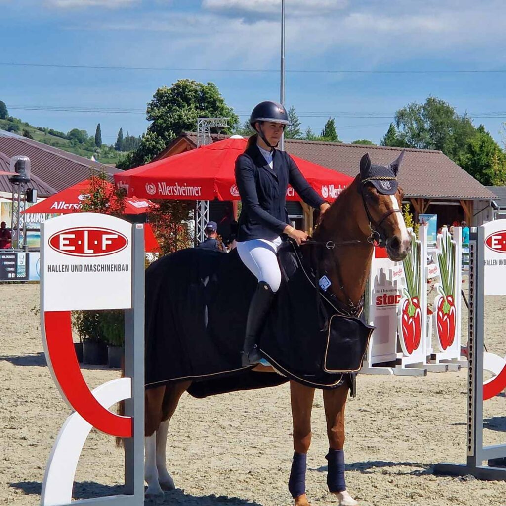 Reitturniers in Bevern auf dem Springplatz, Reiterin mit Pferd