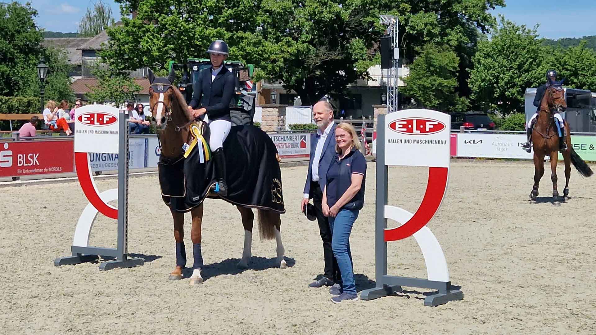 Siegerehrung beim Reitturnier in Bevern mit Sponsor ELF Hallen