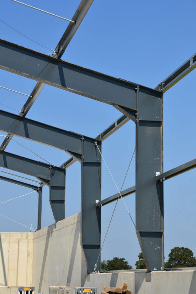 Übersicht von Stahlstützen die direkt auf Schüttwand auf dem Fundament montiert wurden