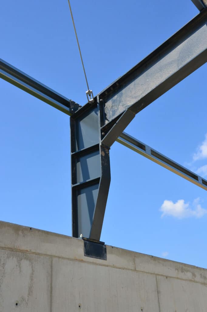 Stahlstütze ist direkt auf Schüttwand auf dem Fundament montiert