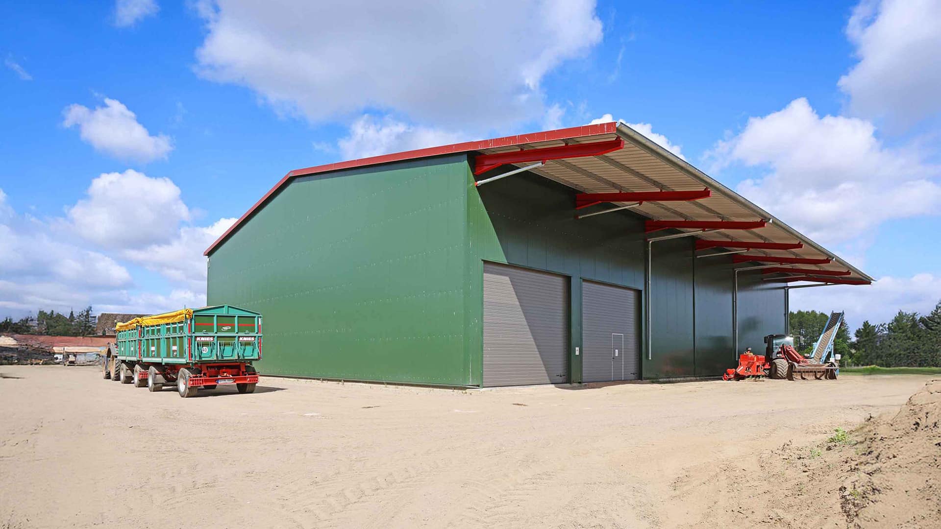 Fendt Traktor mit zwei Anhängern vor der Kartoffelhalle auf Gut Rumstorf