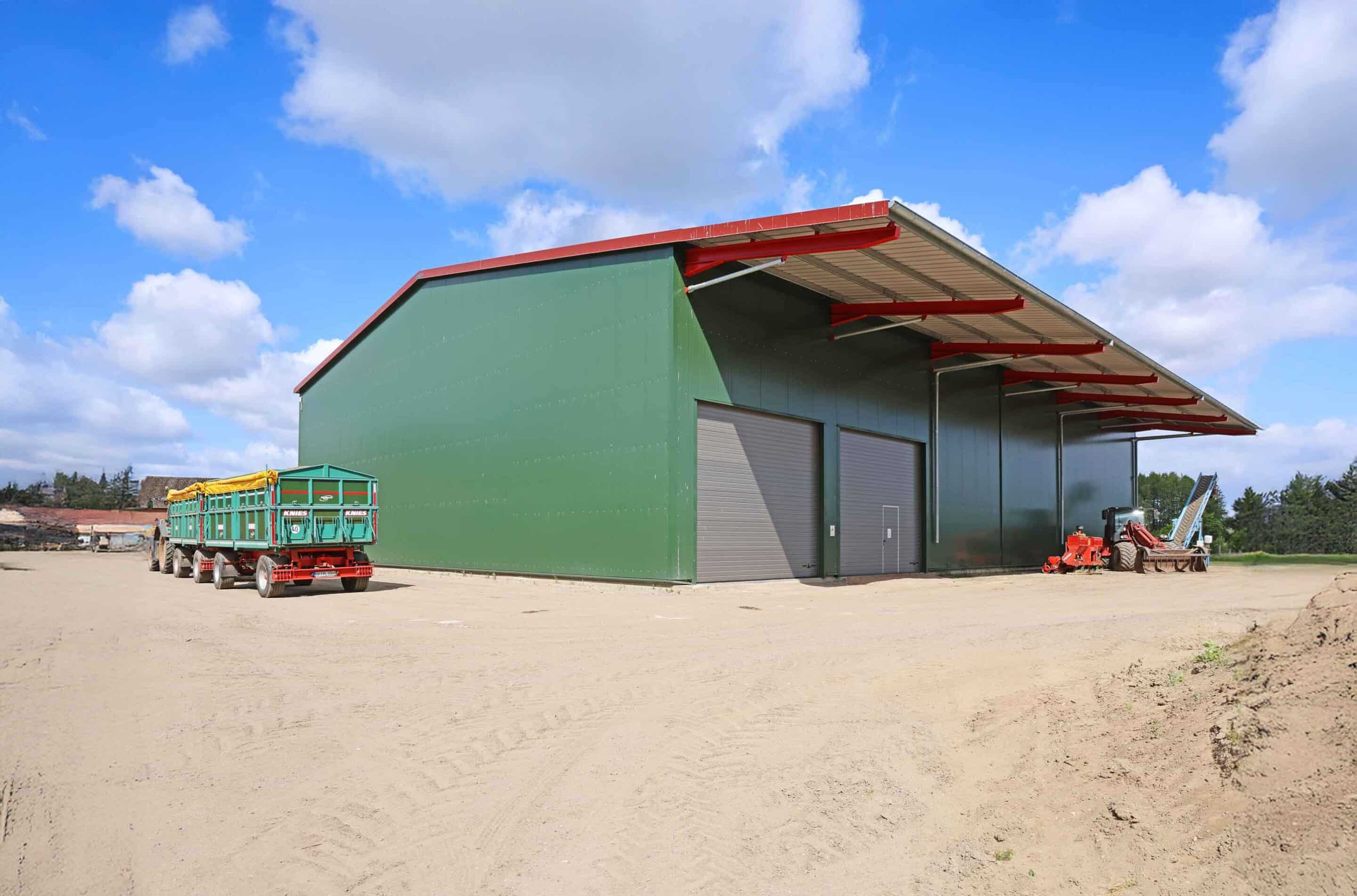 Kartoffellagerhalle Gut Rumstorf Außenansicht des Vordachs und Mit Traktor sowie Anhängern