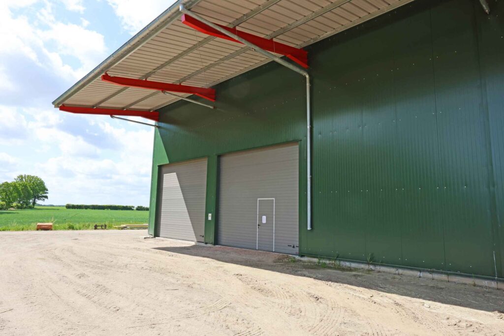 Kartoffelhallen mit großen Toren und einem Vordach