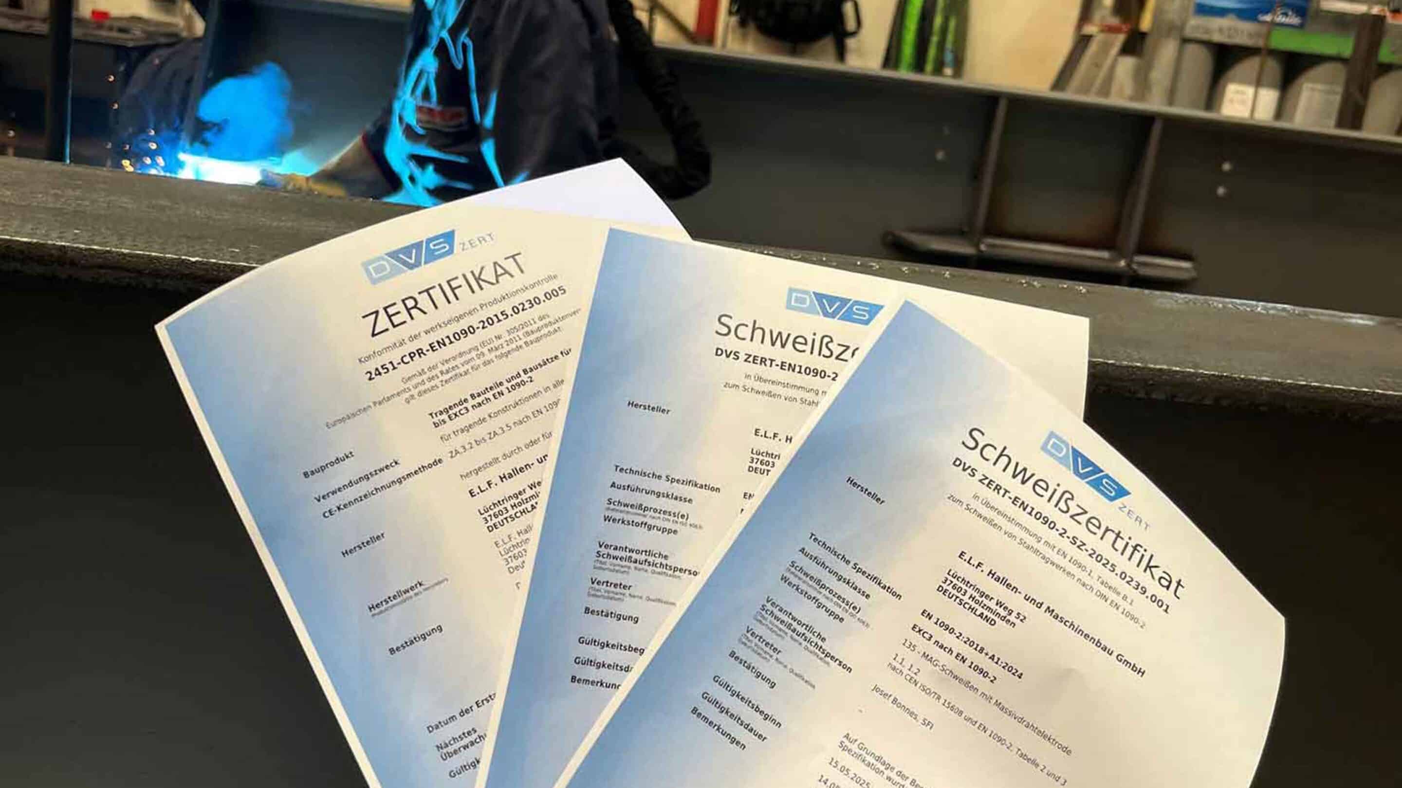 Drei Schweisszertifikate die vor einer schweissbank gehalten werden