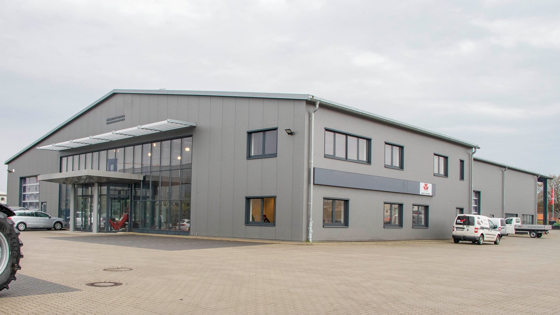 Werkstatthalle für Landmaschinen von ELF mit Verkaufsraum und großen Fenstern