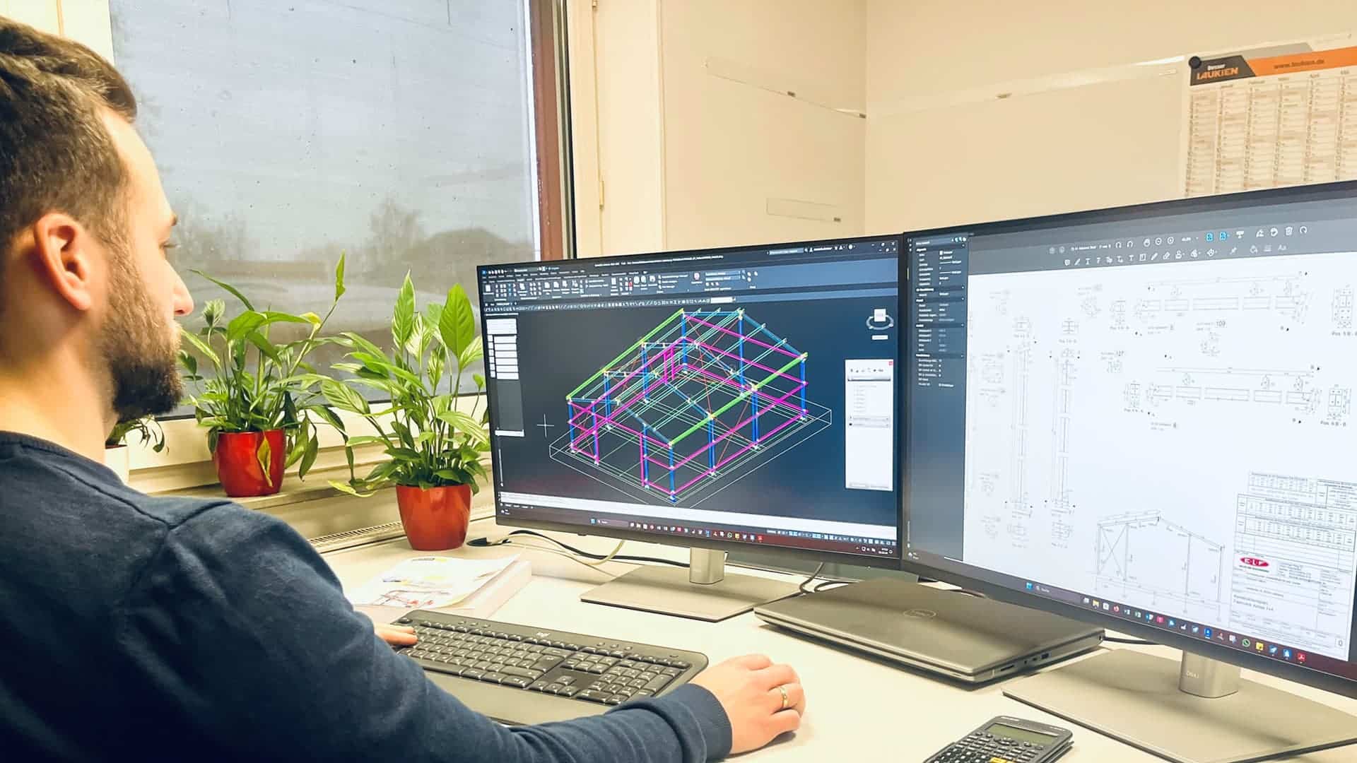 Stellenanzeige für CAD-Konstrukteur: Technischer Zeichner arbeitet am CAD-Modell einer Stahlhalle im Büro